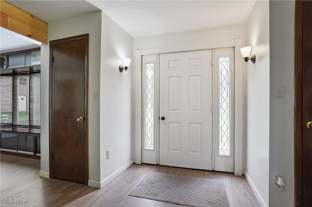 7182 Stewart Sharon Rd, Hubbard, OH 44425 - foyer entrance featuring wood finished floors and baseboards