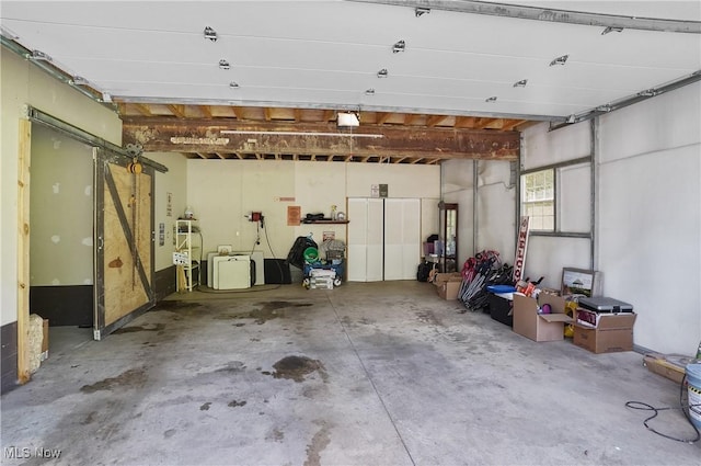 7182 Stewart Sharon Rd, Hubbard, OH 44425 - garage featuring a garage door opener