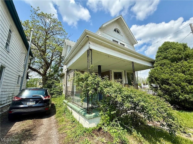 431 N Metcalf St, Lima, OH 45801 - view of front facade featuring a porch
