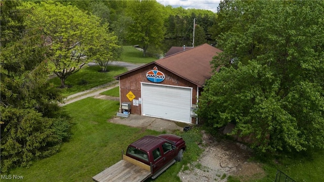 detached garage featuring dirt driveway