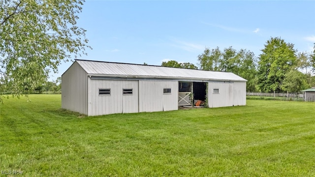 view of pole building featuring a yard