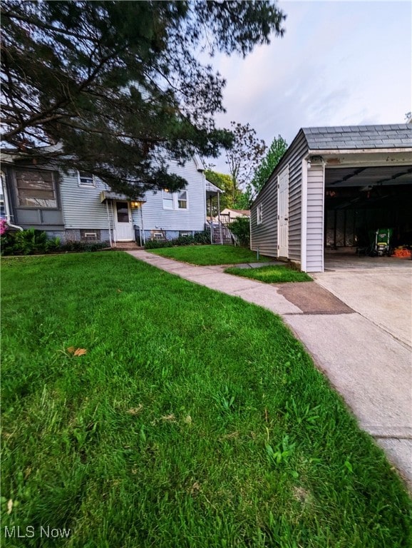 view of grassy yard with driveway