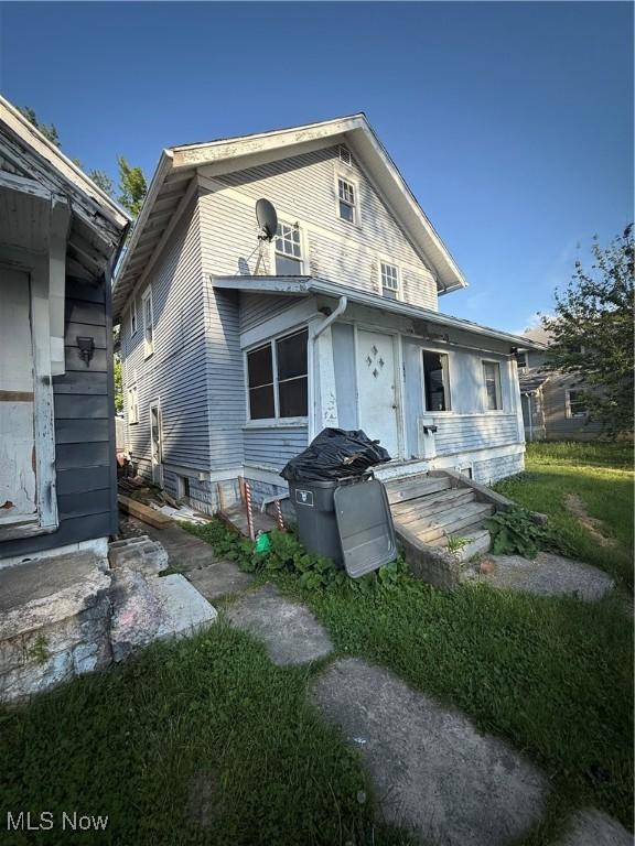 716 N Charles St, Lima, OH 45805 - view of front of house featuring entry steps