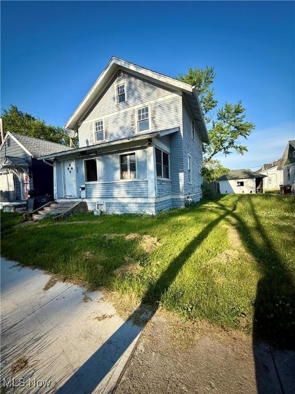 716 N Charles St, Lima, OH 45805 - view of front facade with a front yard