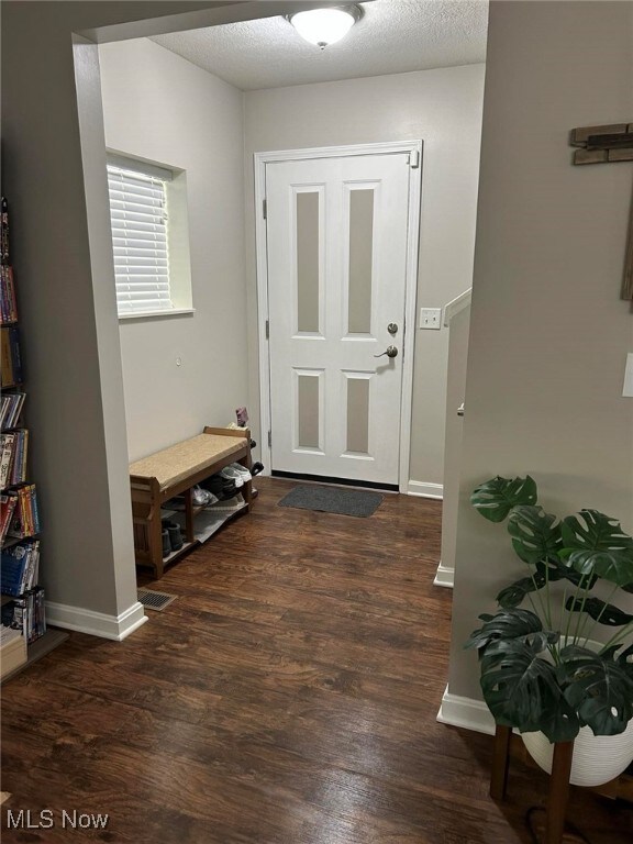 180 Elizabeth Pkwy, Akron, OH 44304 - foyer entrance featuring wood finished floors and baseboards