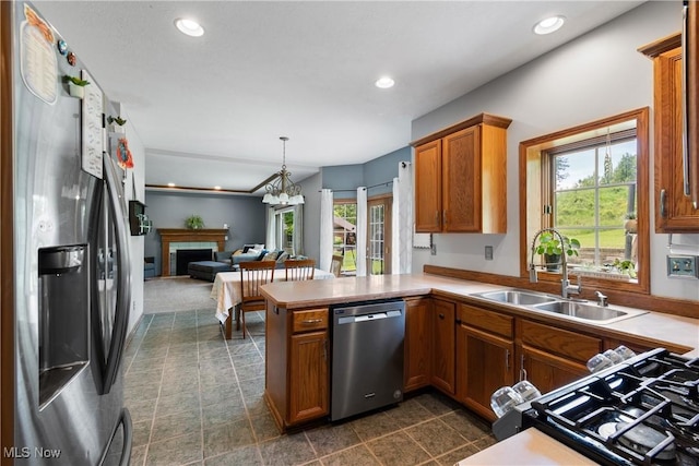 kitchen with stainless steel appliances, plenty of natural light, a sink, recessed lighting, and brown cabinetry