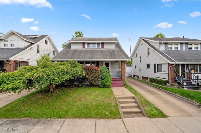 494 W Columbia St, Alliance, OH 44601 - bungalow-style house featuring a porch and a front lawn
