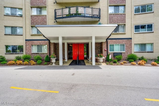 view of apartment building / complex