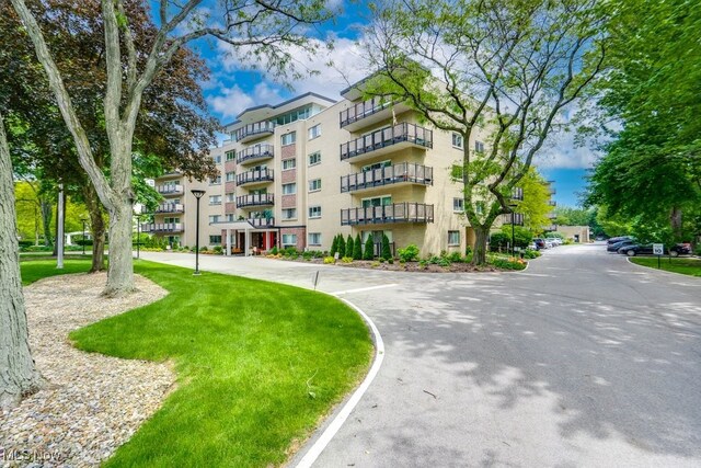 view of apartment building / complex