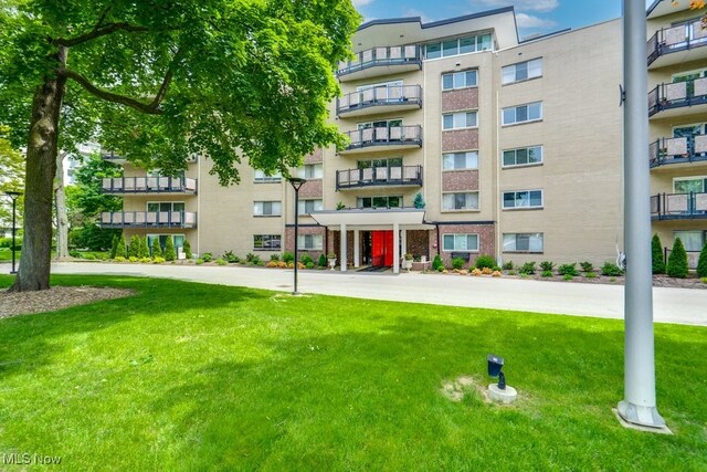 view of apartment building / complex