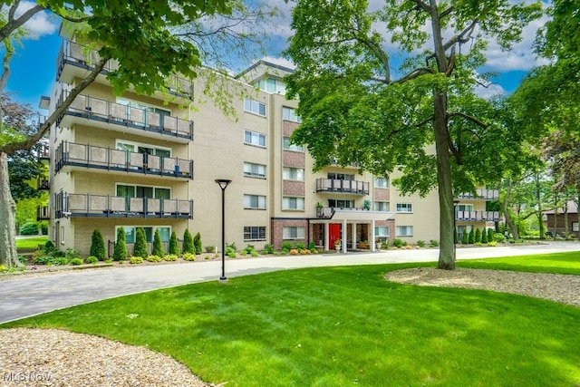 view of apartment building / complex