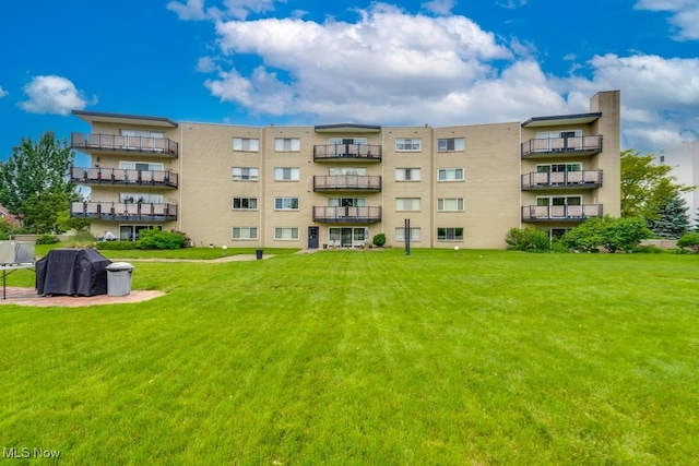 view of apartment building / complex