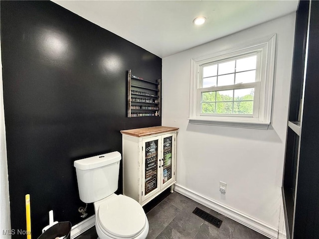 7509 S Palmyra Rd, Canfield, OH 44406 - bathroom featuring toilet, baseboards, and recessed lighting