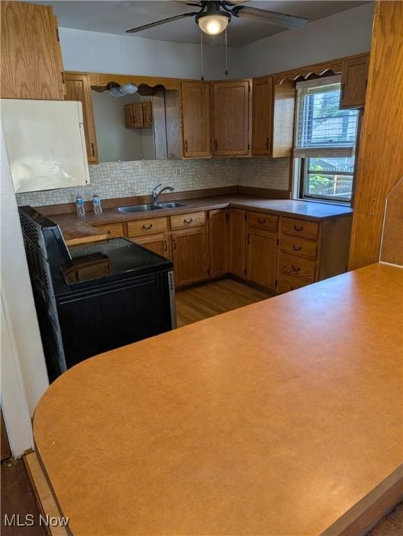 630 N Lincoln Ct, Louisville, OH 44641 - kitchen with ceiling fan, tasteful backsplash, stove, and light wood-style floors