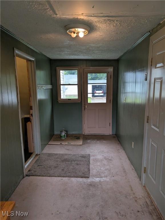 630 N Lincoln Ct, Louisville, OH 44641 - entryway featuring a textured ceiling