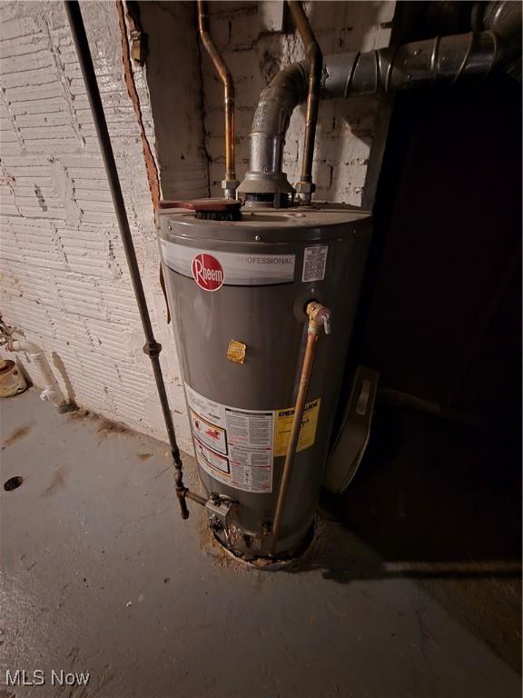 958 E Wilbeth Rd, Akron, OH 44306 - utility room featuring gas water heater