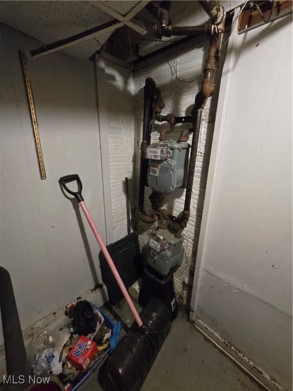 958 E Wilbeth Rd, Akron, OH 44306 - utilities featuring gas meter