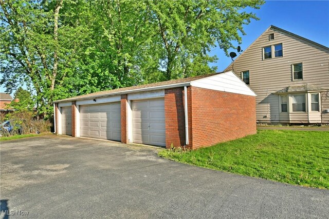 2816 E Market St, Warren, OH 44483 - view of detached garage