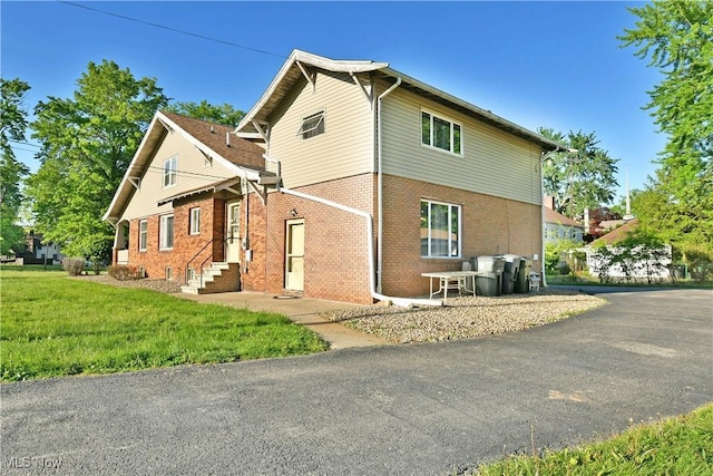 2816 E Market St, Warren, OH 44483 - view of property exterior featuring brick siding and a lawn