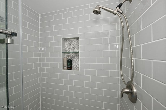 947 Trimble Pl, Sagamore Hills, OH 44067 - bathroom with tiled shower