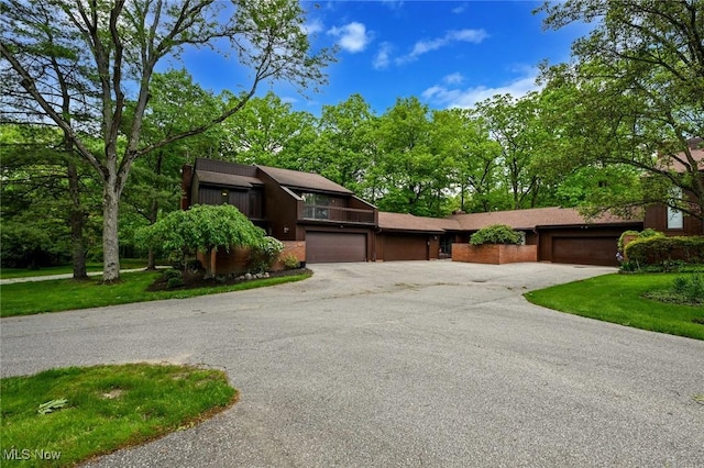 947 Trimble Pl, Sagamore Hills, OH 44067 - mid-century home with driveway, a front yard, and a garage