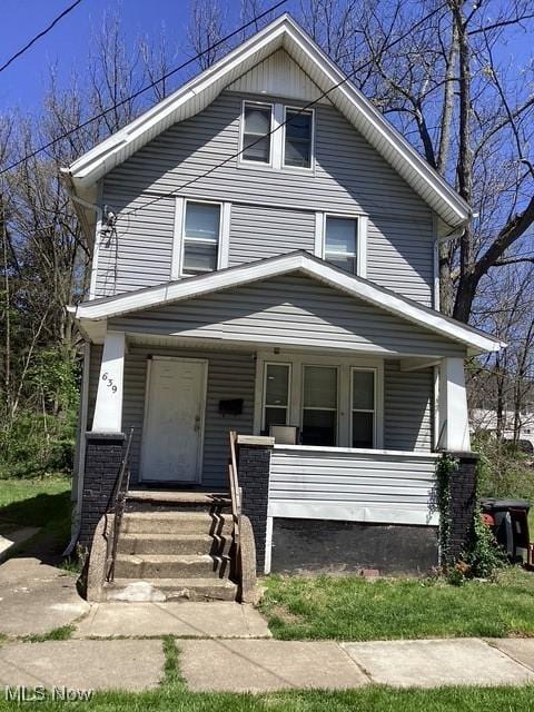 639 Bellevue Ave, Akron, OH 44307 - traditional style home featuring a porch