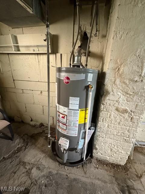 639 Bellevue Ave, Akron, OH 44307 - utility room featuring gas water heater