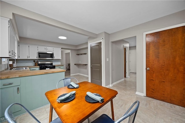 1704 Emerald Dr, Lorain, OH 44053 - dining area featuring baseboards