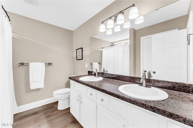 1487 Barrymore Ln, Wadsworth, OH 44281 - full bath featuring double vanity, toilet, baseboards, wood finished floors, and a shower with curtain