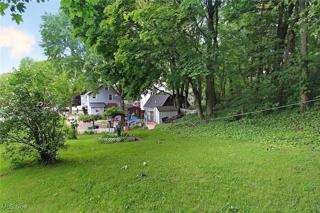 645 N Way St, Barberton, OH 44203 - view of green lawn