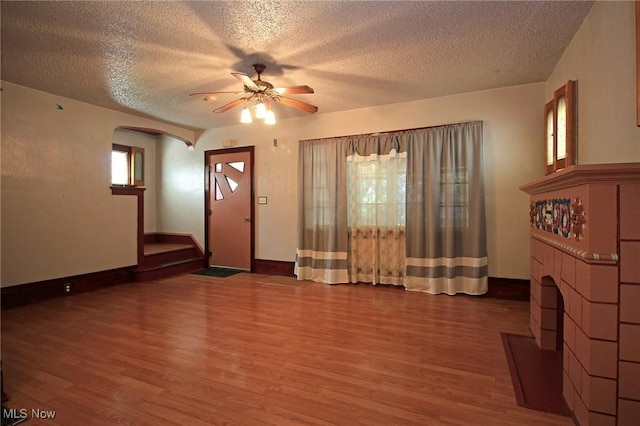 645 N Way St, Barberton, OH 44203 - foyer entrance with wood finished floors, a textured ceiling, arched walkways, a ceiling fan, and baseboards