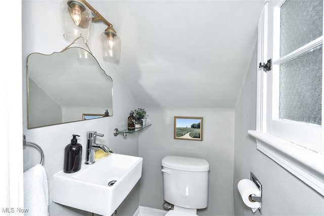 17917 Scottsdale Blvd, Shaker Heights, OH 44122 - bathroom with a sink and toilet
