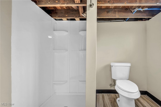 5325 Jefferson Ave, Ashtabula, OH 44004 - full bathroom featuring toilet, baseboards, a shower, and wood finished floors