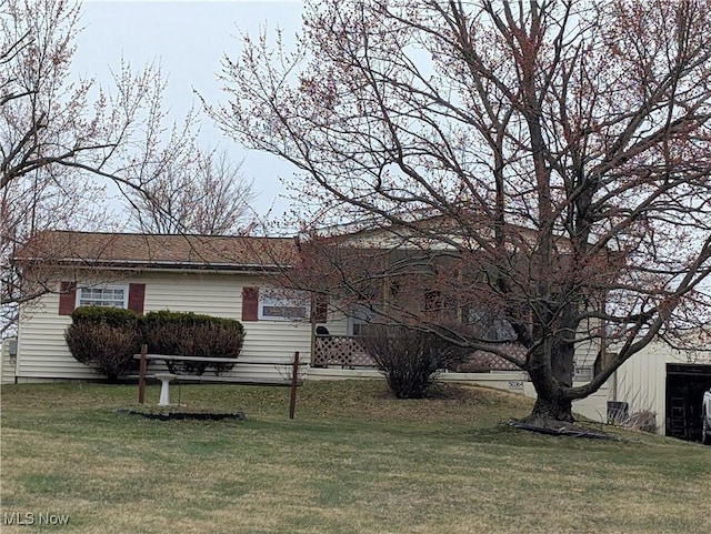 50364 Carroll Rd, East Liverpool, OH 43920 - view of front facade featuring a front yard