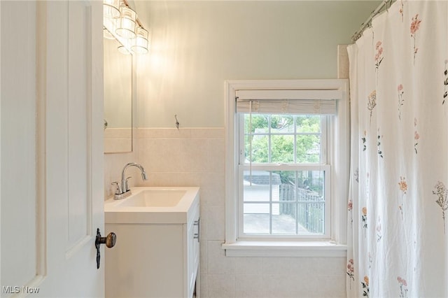 4206 Bushnell Rd, University Heights, OH 44118 - full bath featuring vanity and tile walls