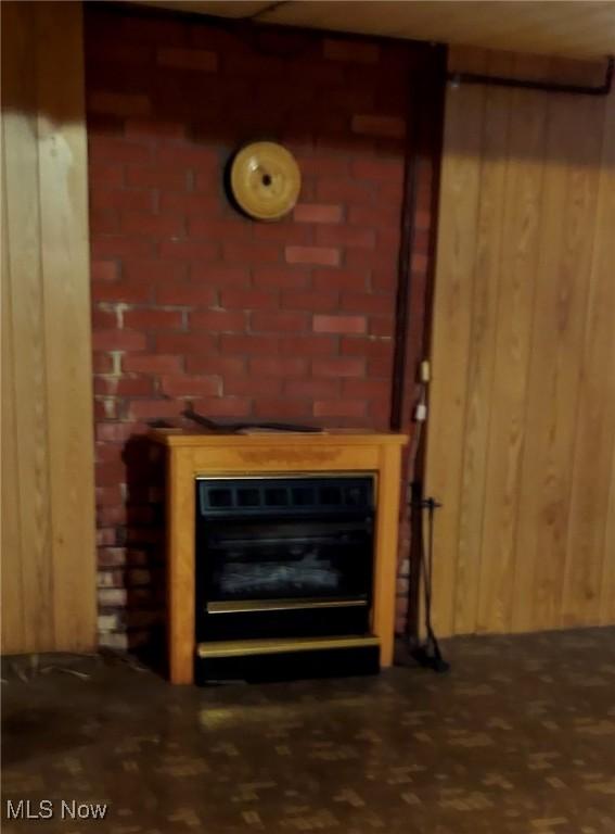 564 Stephens Rd, Akron, OH 44312 - detailed view of wooden walls