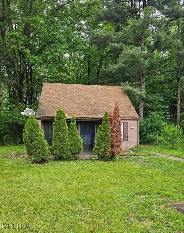 72 Idaho Rd, Austintown, OH 44515 - view of front of house with a front lawn