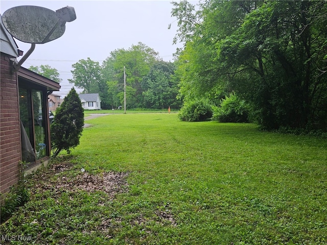 72 Idaho Rd, Austintown, OH 44515 - view of green lawn