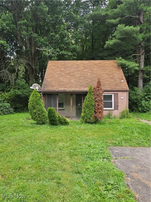 72 Idaho Rd, Austintown, OH 44515 - view of front of property featuring a front yard