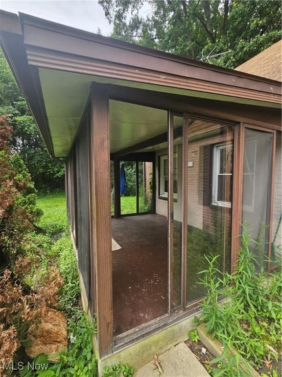 72 Idaho Rd, Austintown, OH 44515 - view of outdoor structure with a sunroom