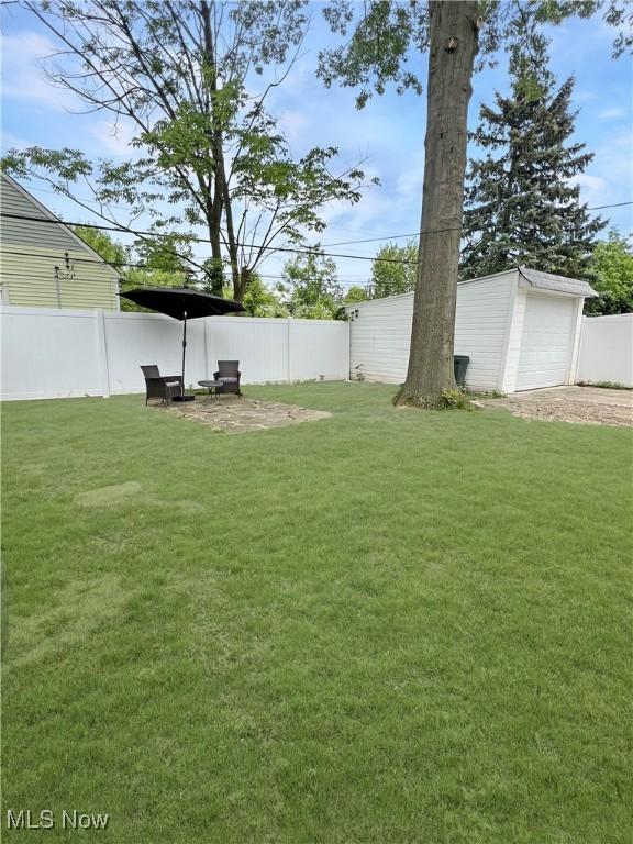 9007 Plymouth Ave, Garfield Heights, OH 44125 - view of yard with a detached garage and driveway
