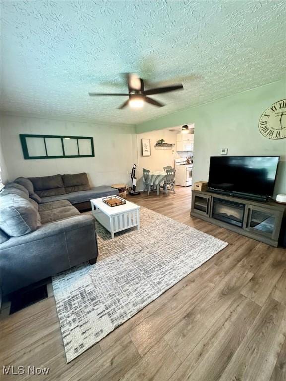 156 N Beverly, Austintown, OH 44515 - living area featuring wood finished floors, a textured ceiling, and a ceiling fan