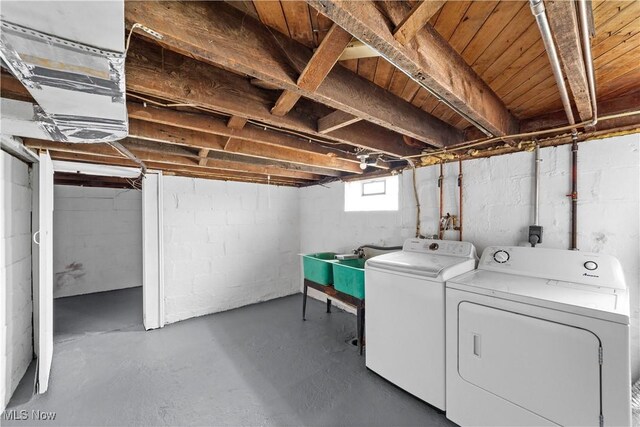 5688 Shawnee Dr, Lyndhurst, OH 44124 - laundry area featuring washing machine and clothes dryer