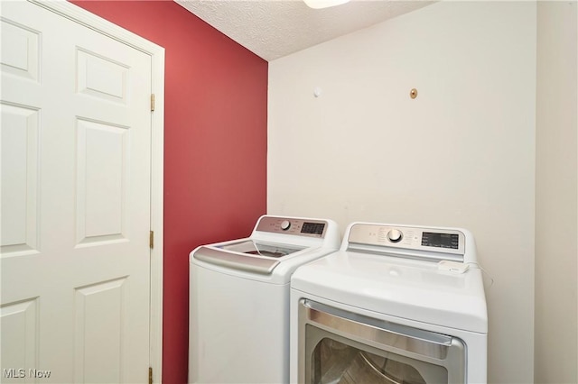 1917 Northgate Cir, Akron, OH 44320 - washroom with washing machine and clothes dryer and a textured ceiling