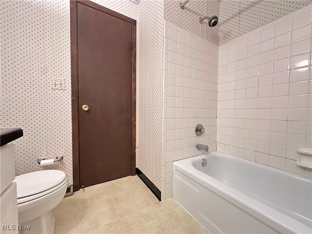 547 Towns Ln Unit 129, Richmond Heights, OH 44143 - full bath featuring bathing tub / shower combination, toilet, and wallpapered walls