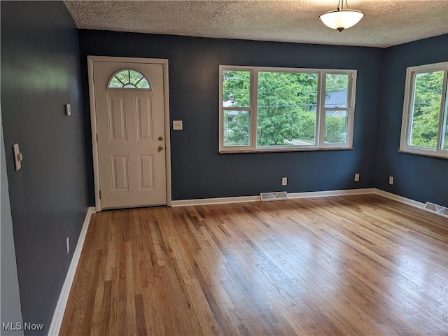 871 Chinook Ave, Akron, OH 44305 - entrance foyer with wood finished floors, a textured ceiling, and baseboards