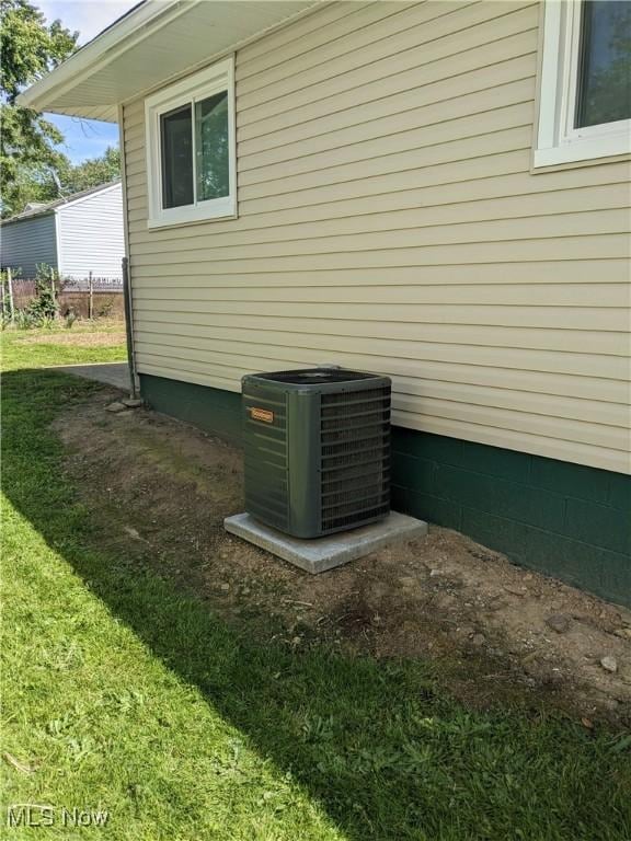 871 Chinook Ave, Akron, OH 44305 - view of side of home with central AC and a lawn