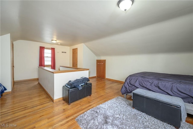 1923 15th St SW, Akron, OH 44314 - bedroom featuring light wood-style floors, vaulted ceiling, and baseboards