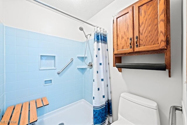 7124 Hollyhock Ln, Solon, OH 44139 - full bathroom featuring a tile shower and toilet