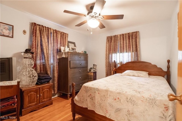 1922 W 38th St, Lorain, OH 44053 - bedroom featuring light wood-style floors and ceiling fan